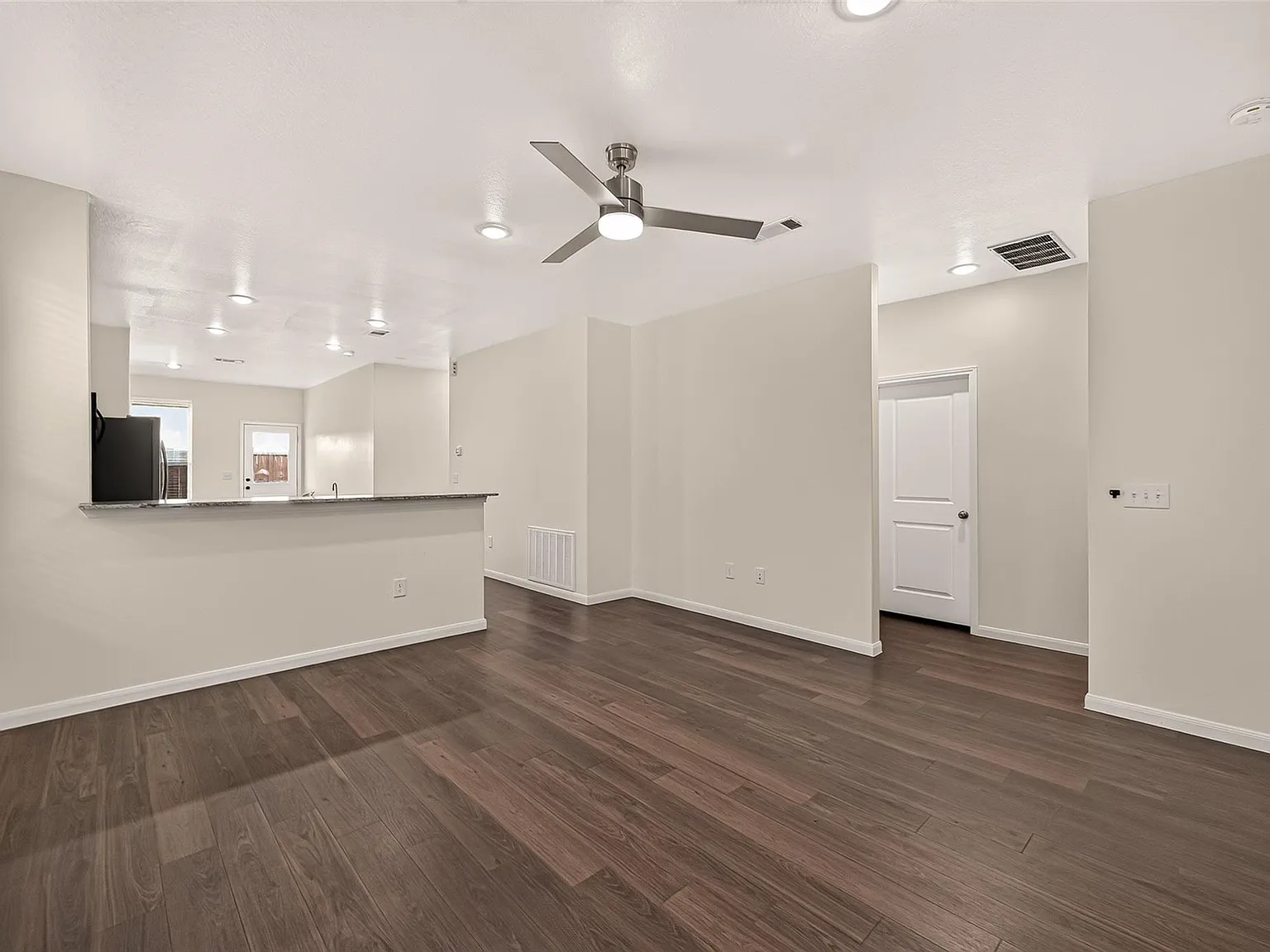 3 bed, 2.0 bath, 1560 sqft, $1,795 — Photo 3