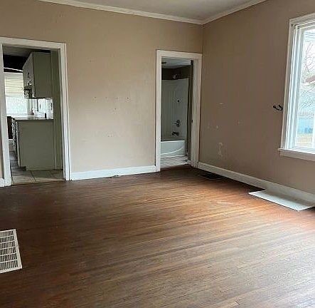 4th image of 423 N Howard Ave