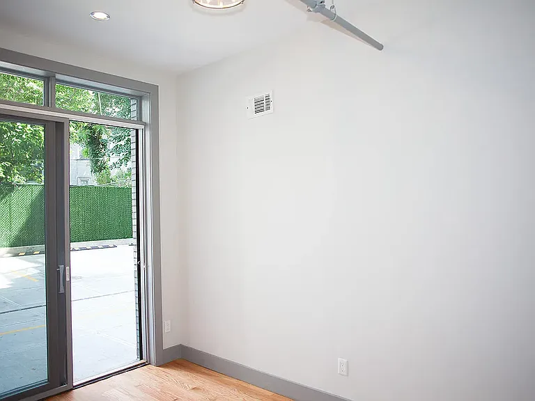 18 Stanhope St #1A — Photo 5