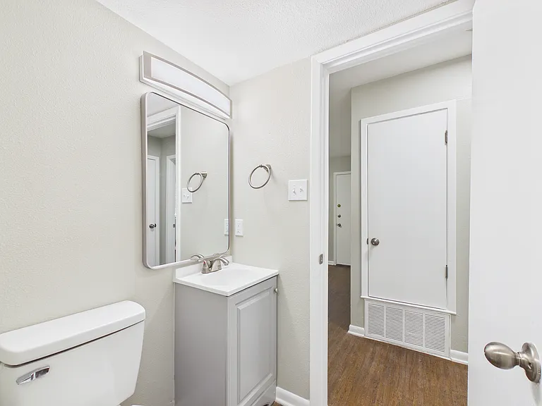 Oxford Pointe Apartments — Photo 11