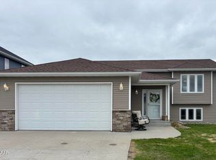 5435 Mac Dr, Grand Forks, ND 58201