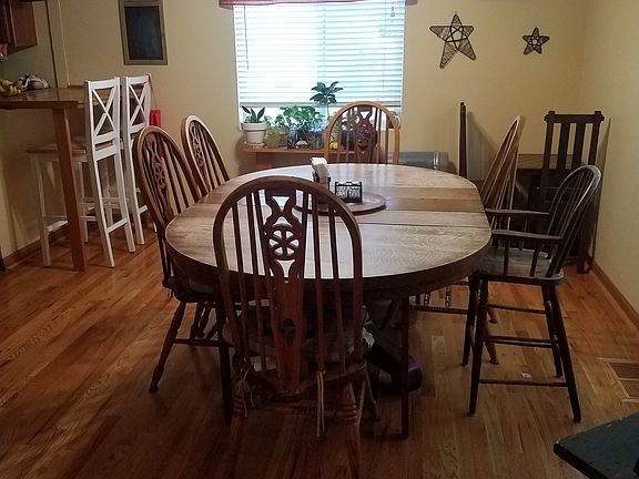 Dining with bar
11 x 13'8