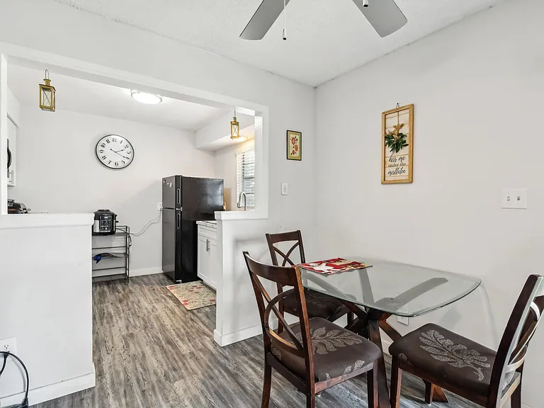Eat-in Kitchen