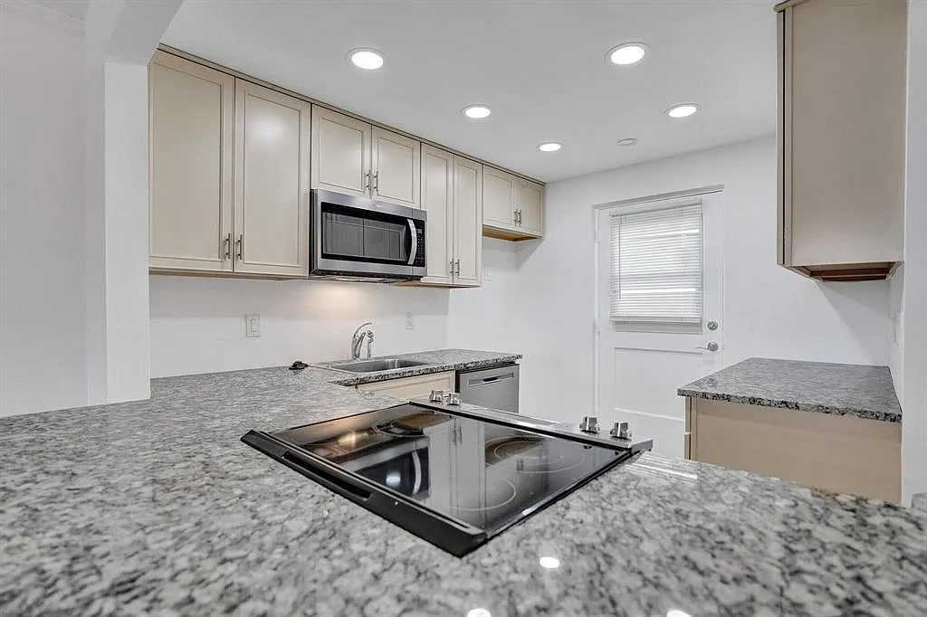 2 bed, 2.0 bath, 1050 sqft, $1,950 — Photo 2