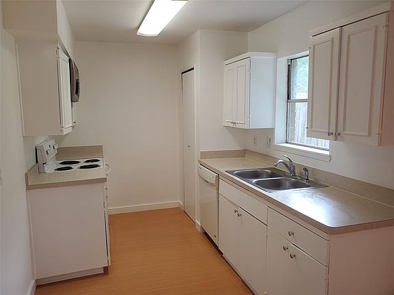 3rd image of 4026 Hartford Dr