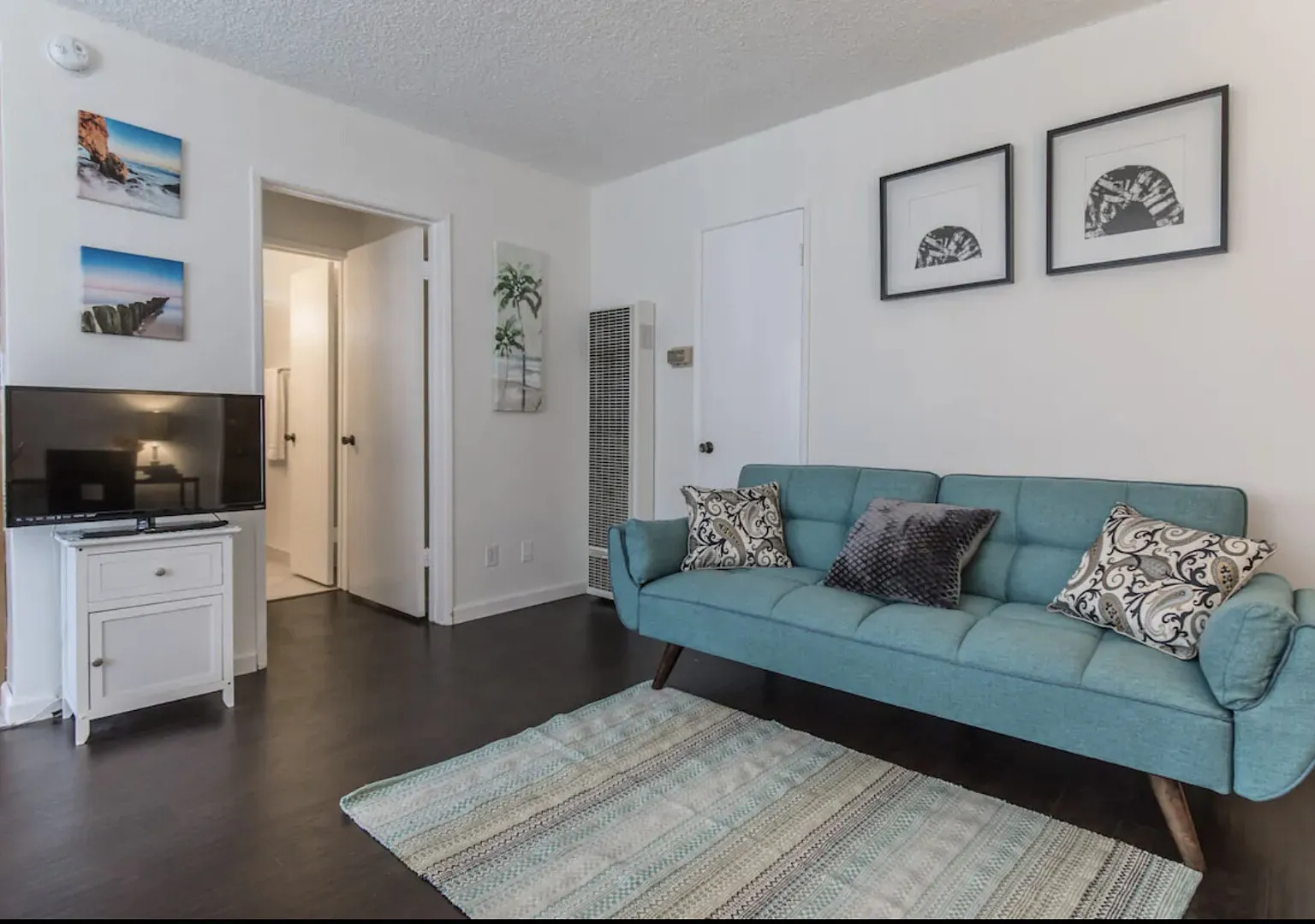 Sunny Studio Apt in Heart of Weho with Parking — Photo 4