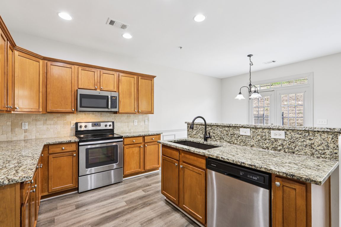 Castleberry Village Cir-0606-009.jpg