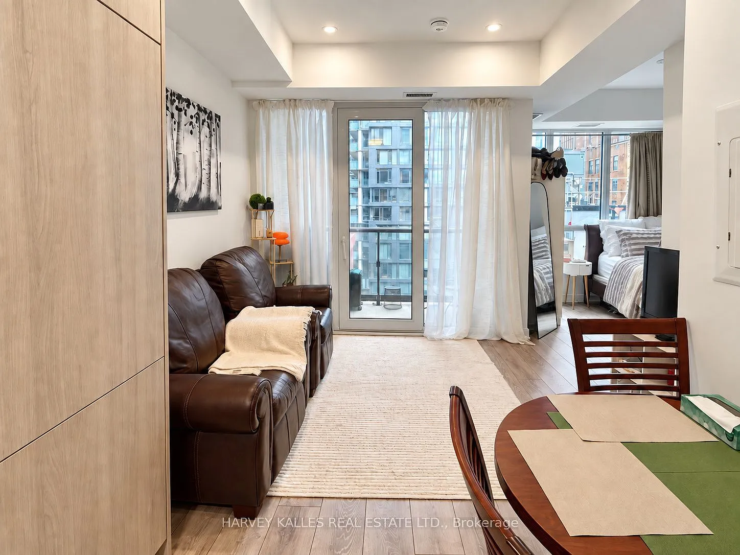 Peter & Adelaide Condos — Photo 4
