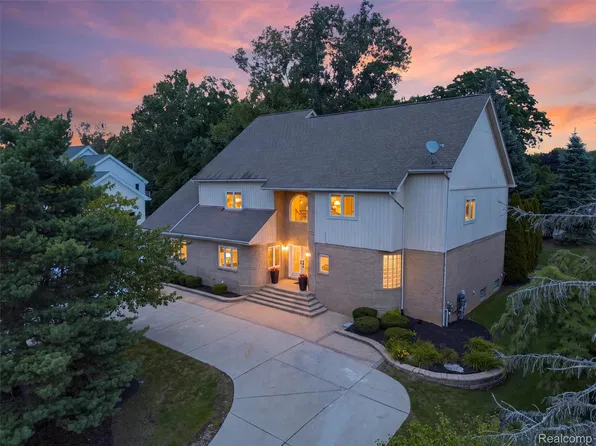 5593 Warrenshire Dr, West Bloomfield, MI 48322