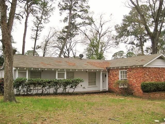1st image of 207 E Pecan Dr