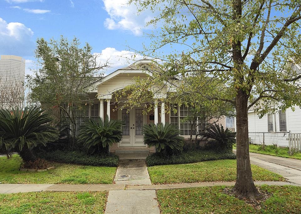 Located in the popular Montrose area. This 2 bedroom 2 bath home sits on a 5000 square foot lot. Large front windows and a stained glass front door entrance. So close to everything Houston has to offer!