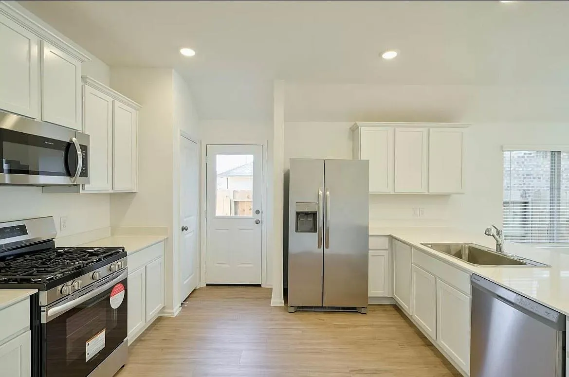 3 bed, 2.0 bath, 1723 sqft, $1,890 — Photo 2