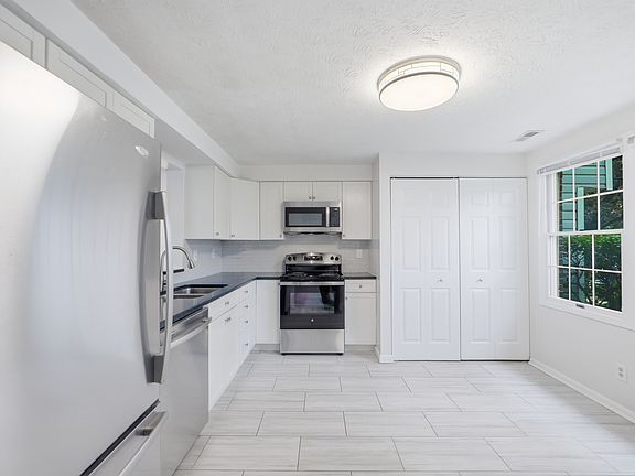 3rd image of 7 Leatherwood Ct