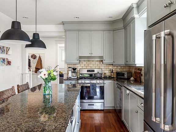 2nd image of 590 Simcoe St