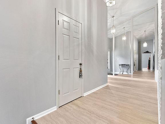 3rd image of 810 Maywood Ct #810