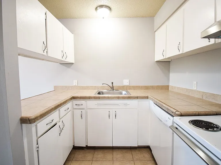Vista Hills Apartments — Photo 31