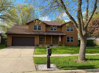 1064 Lyndhurst Dr, Hiawatha, IA 52233