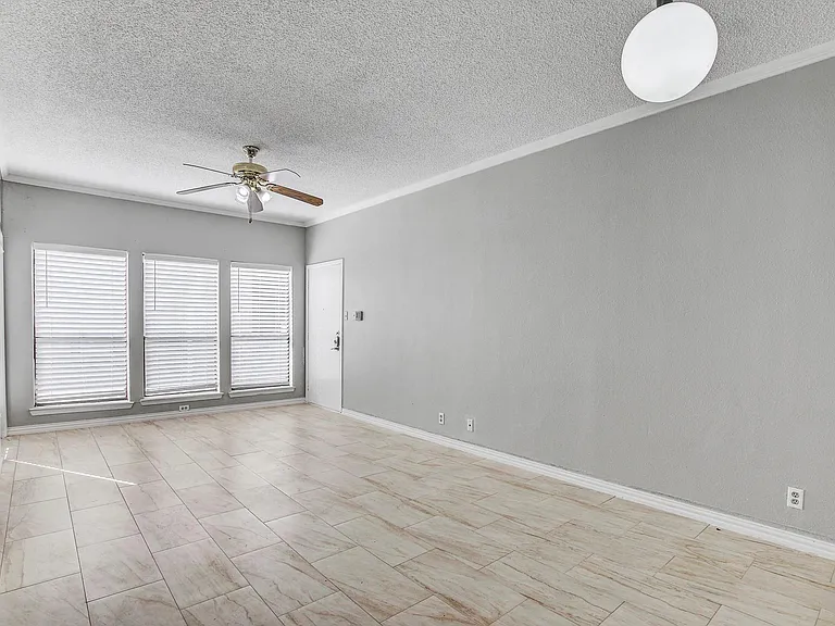 807 W 25th St #210 — Photo 4