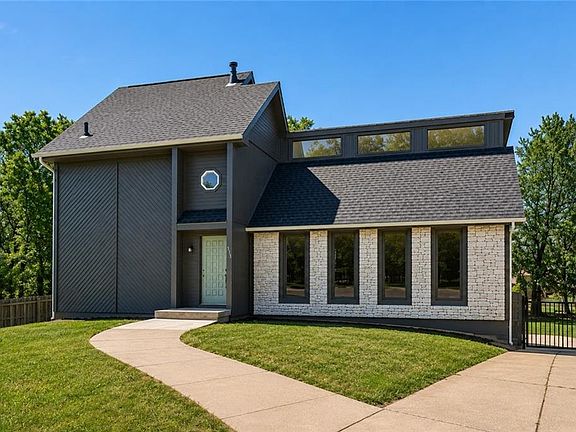 2nd image of 413 S Brittany Dr