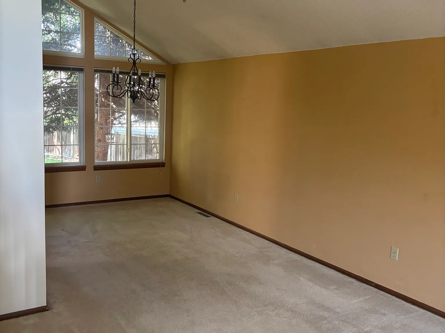 4 bed, 1816 sqft, $3,000 — Photo 2