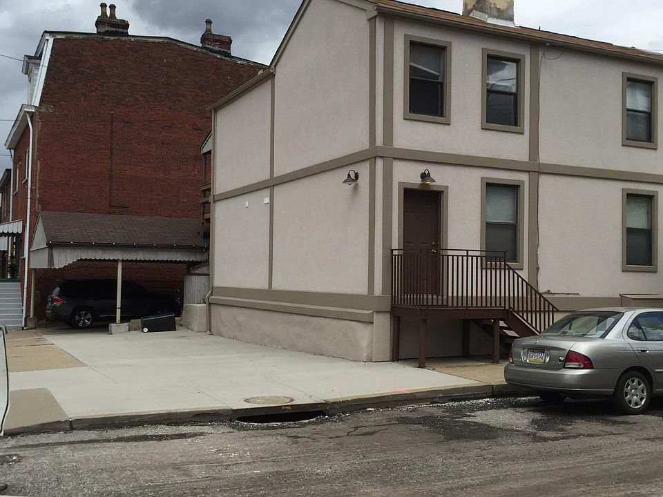 Southside Flats w/ Carport & Courtyard