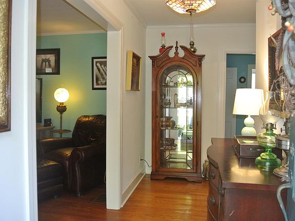 4th image of 223 Hume Ave