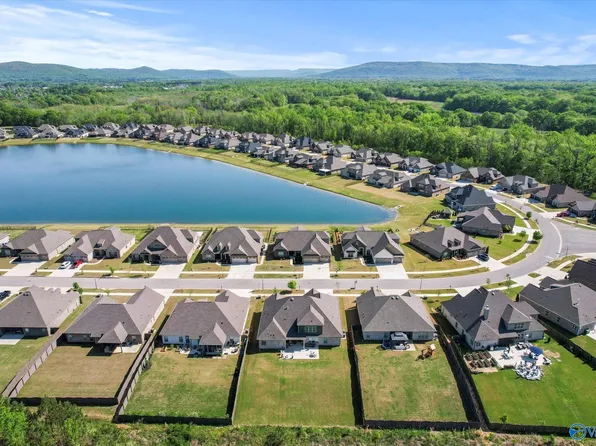 7440 Flint Crossing Cir, Owens Cross Roads, AL 35763