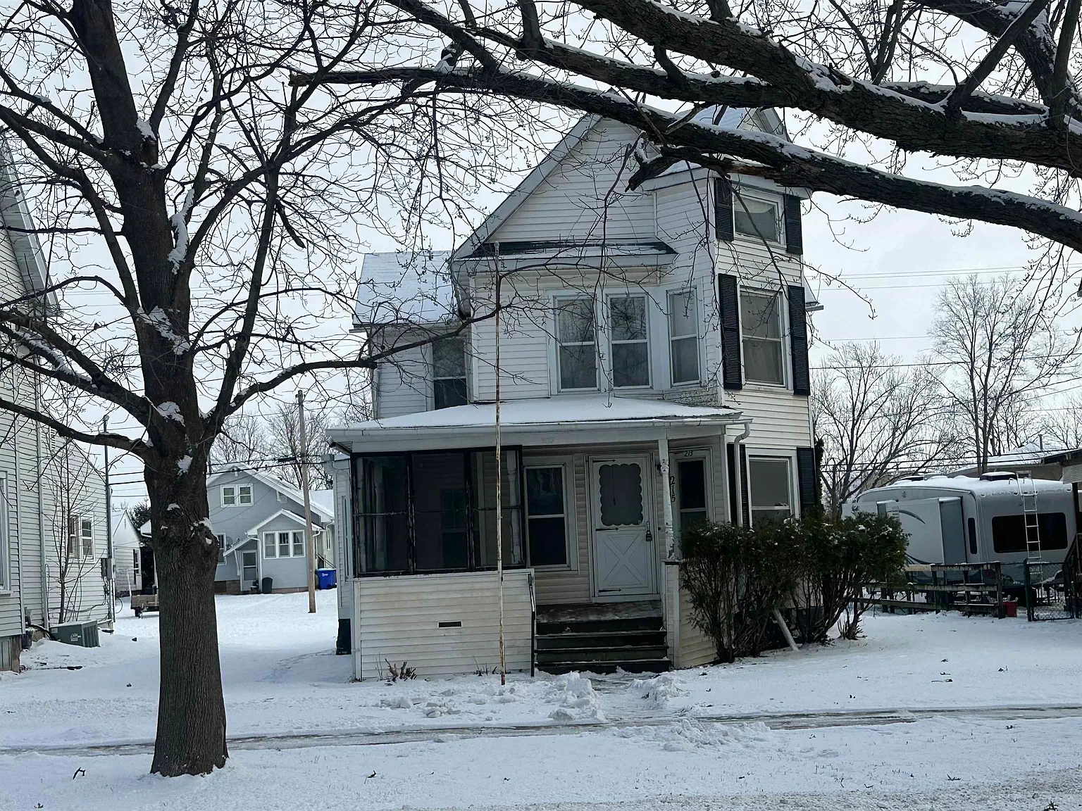 215 1st Ave NE photo 1