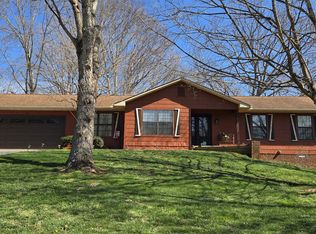 3132 Fairoaks Dr, Maryville, TN 37803