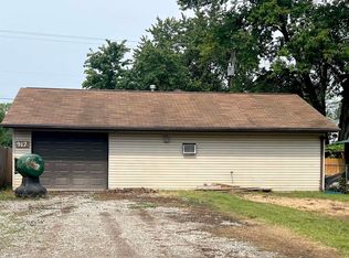 917 S 16th St, Herrin, IL 62948