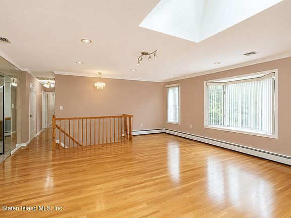 5th image of 410 Carlton Blvd