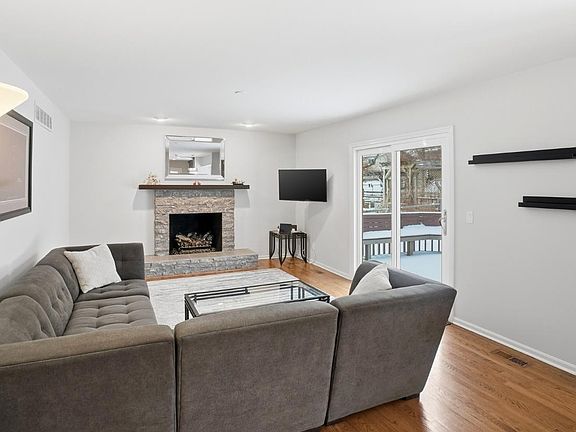 5th image of 1858 Fox Hollow Dr
