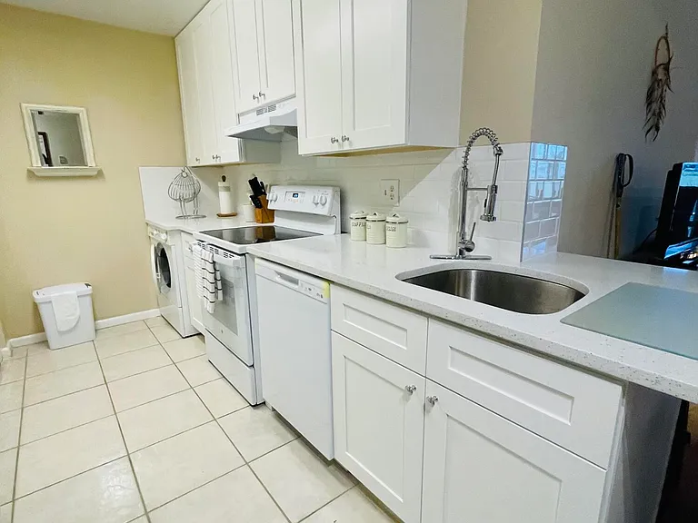 2060 Greenview Shores Blvd #303 — Photo 11