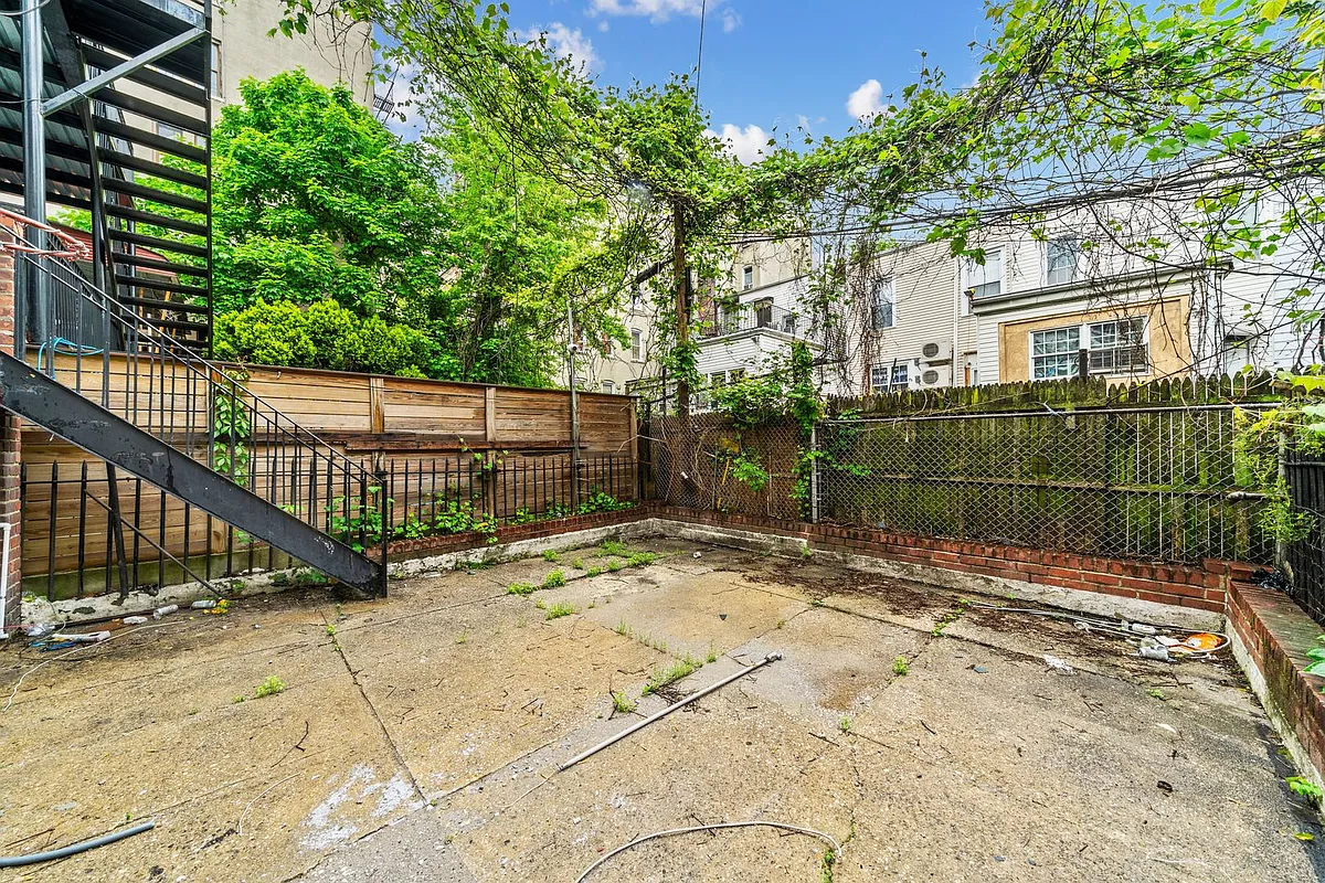 Building Photo - 2458 Lorillard Pl
