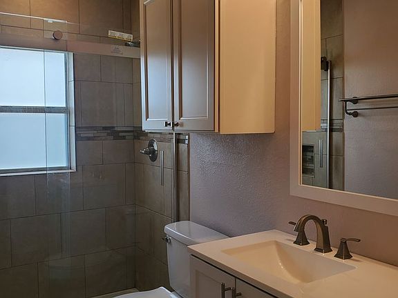 5th image of 323 Carver Ave
