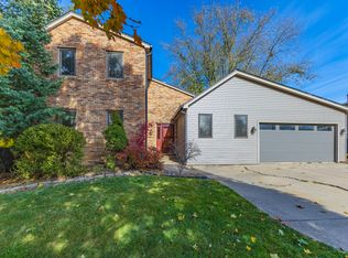 10 Devon Rd, Bloomington, IL 61704