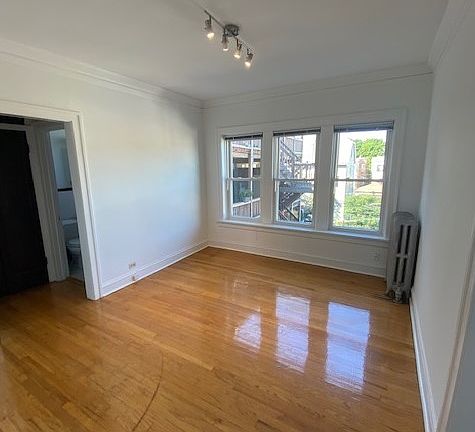 2nd image of 1628 W Balmoral Ave Unit 2B