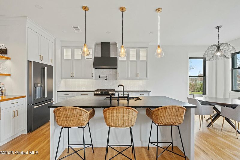 5th image of 56 Union Avenue Apt 5