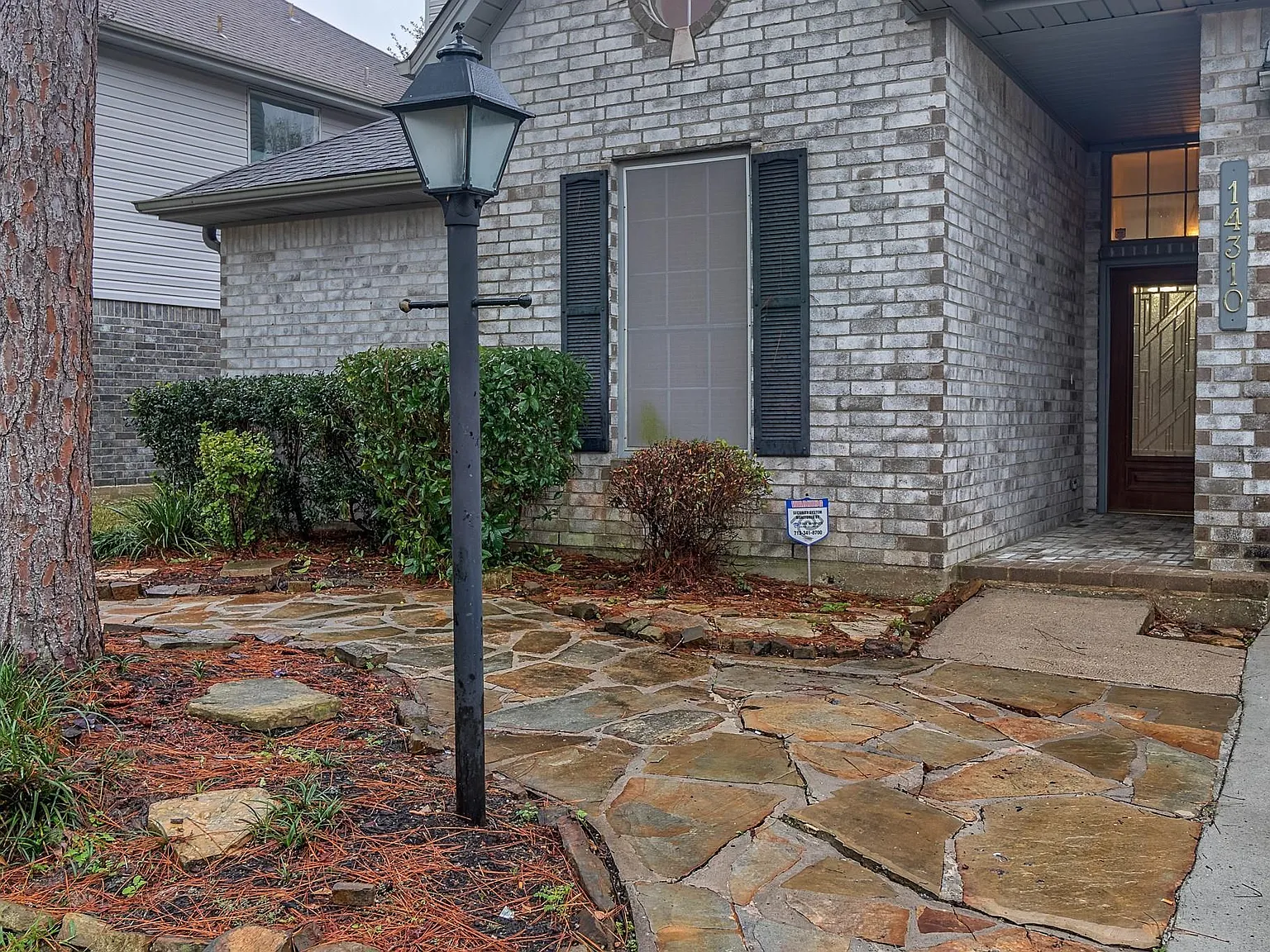 3 bed, 2.0 bath, 1820 sqft, $2,300 — Photo 2