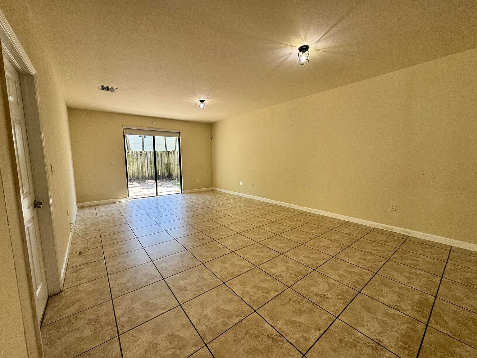 5 bed, 3.0 bath, 2924 sqft, $4,000 — Photo 3