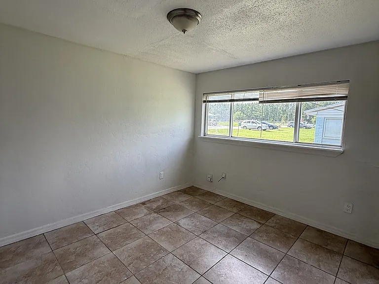 408 SE 7th Ter #8 — Photo 8