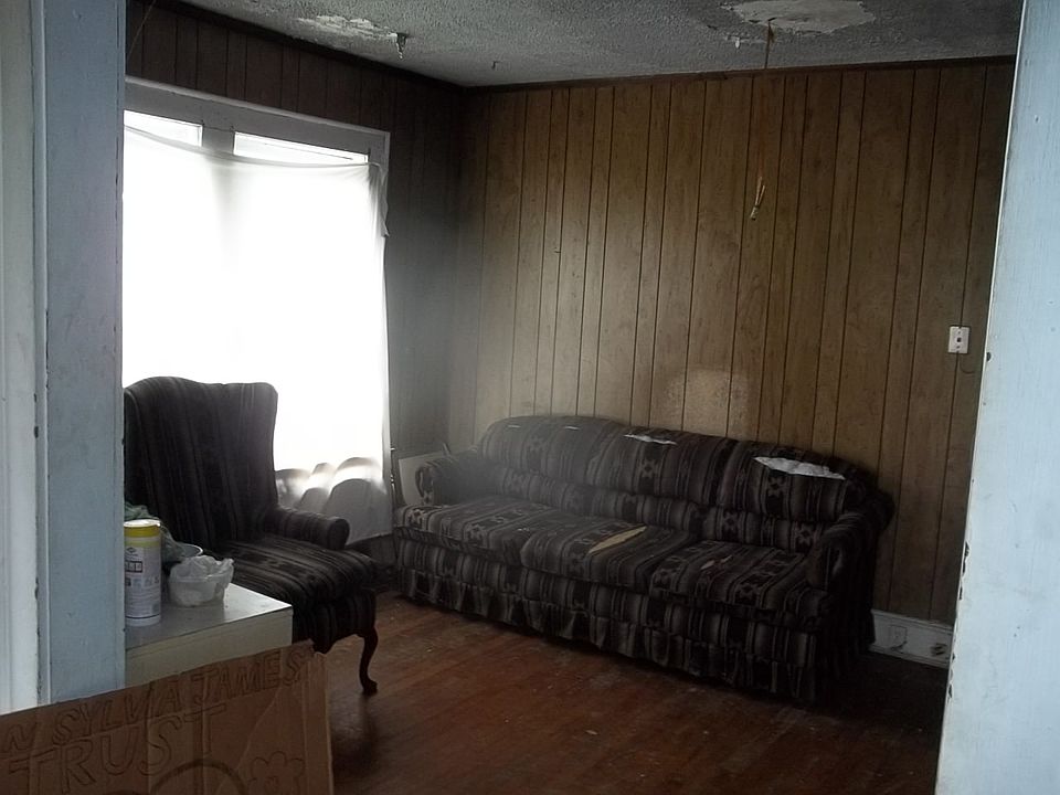2nd image of 222 Young St