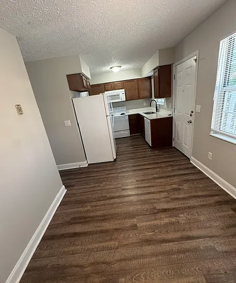 3952 Bronson Ct — Photo 7