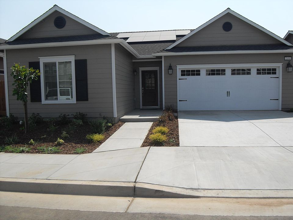 neighbor hood has side walks!