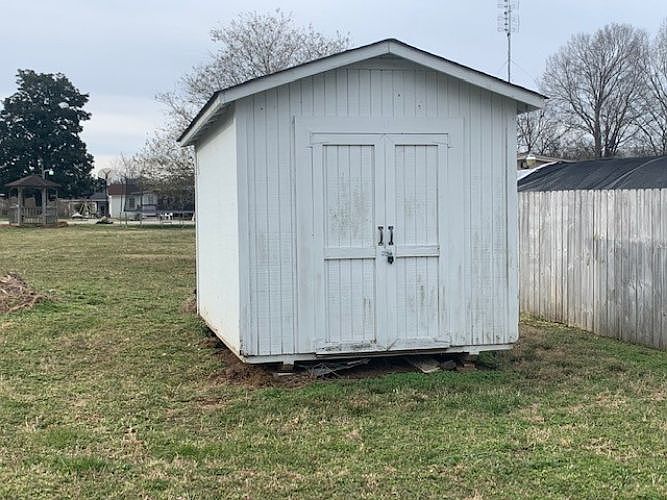 2nd image of 300 Circle Dr