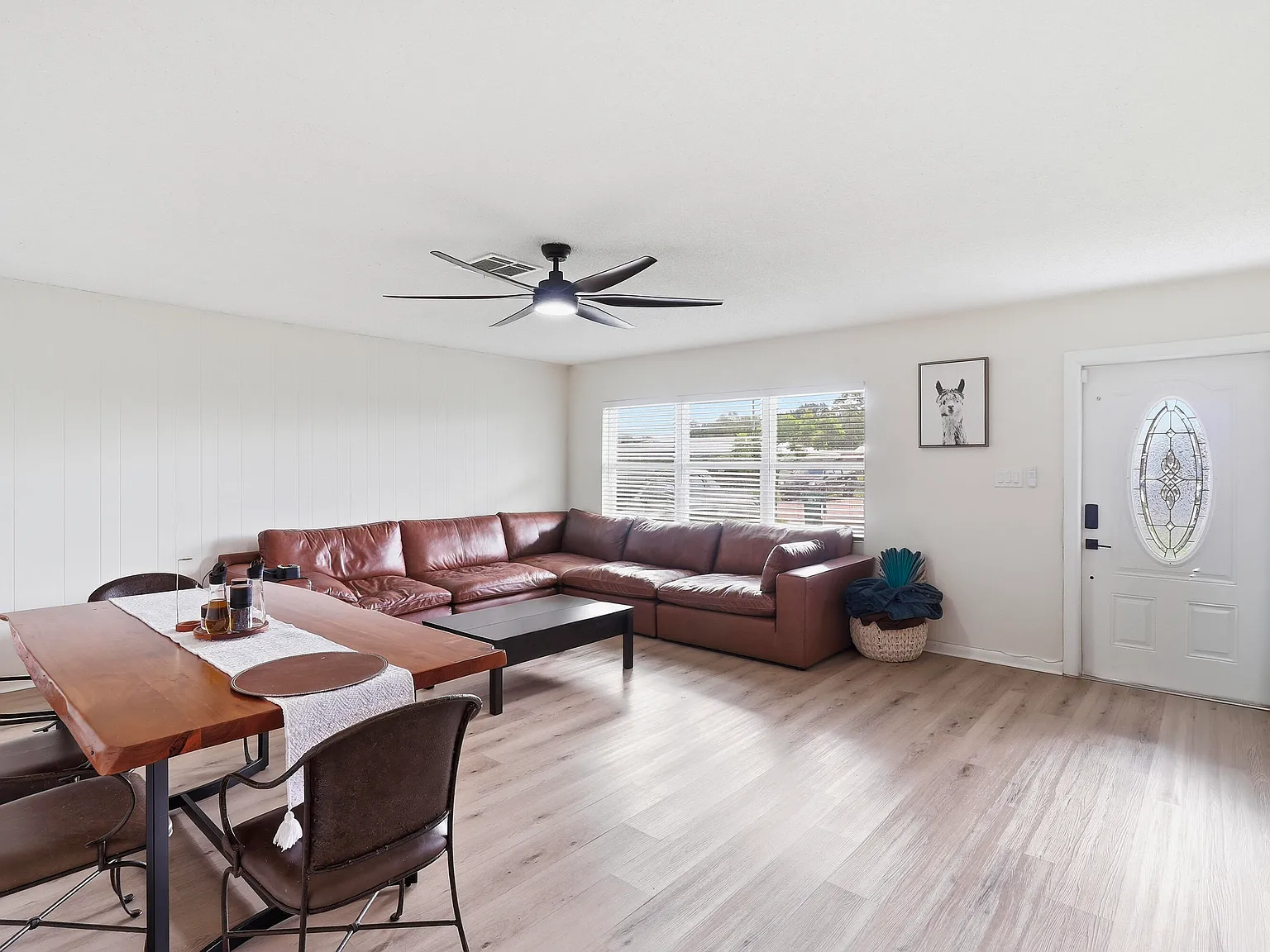 3 bed, 2.0 bath, 1410 sqft, $2,700 — Photo 2