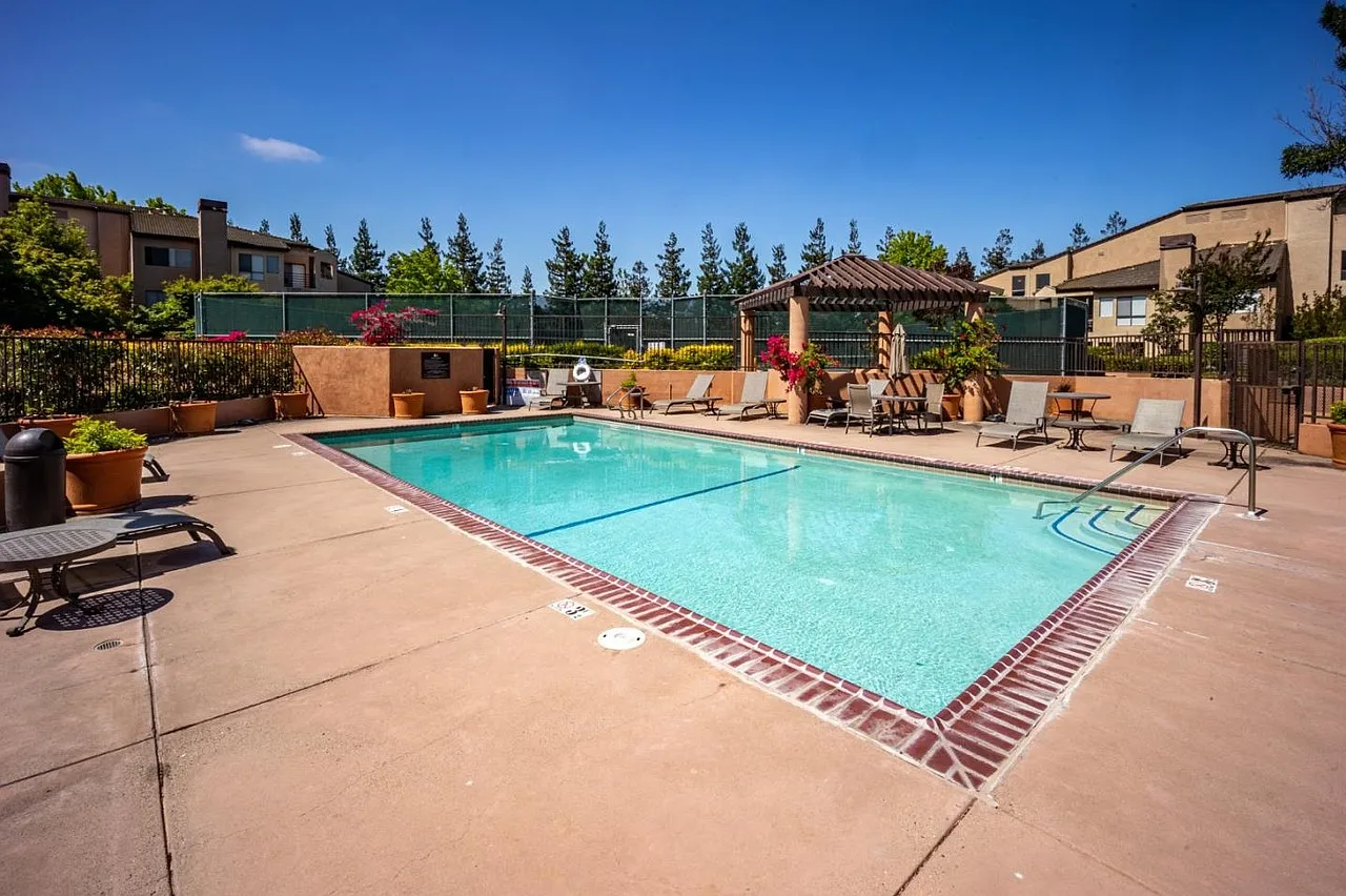 1 bed, 693 sqft, $2,476 — Photo 3