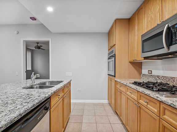 4th image of 1515 S Prairie Ave Unit 415