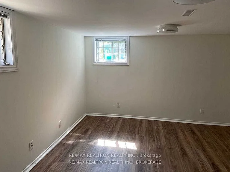 40 Meighen Ave #BASEMENT — Photo 6