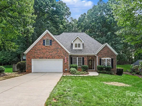1928 Twin Ponds Dr, Hickory, NC 28602